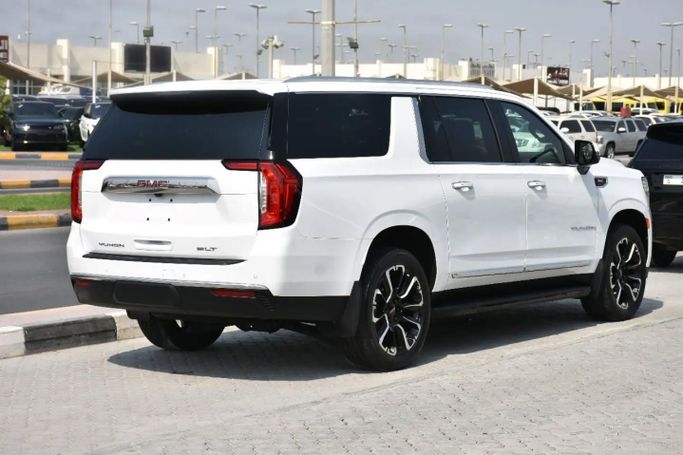 Подержанный GMC Yukon XL V, 5.3 л, 2023 в Шардже от Alfaris Used Cars Белый цвет. Other | AUTO.AE