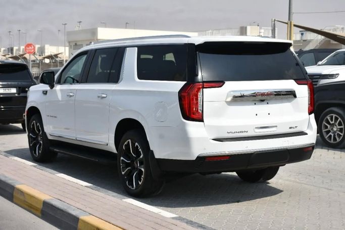 Подержанный GMC Yukon XL V, 5.3 л, 2023 в Шардже от Alfaris Used Cars Белый цвет. Other | AUTO.AE
