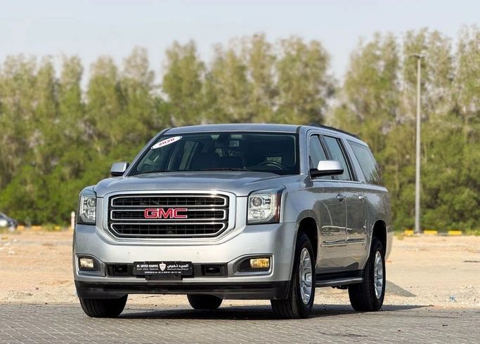 Подержанный GMC Yukon XL IV (GMT K2UG), 5.3 л, 2020 в Шардже от Al Sayed Khamis Used Auto Trading Серебристый цвет. GCC | AUTO.AE