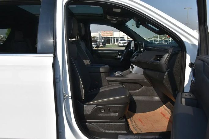 Used GMC Yukon V, 5.3 l, 2023 in Sharjah by Alfaris Used Cars, White color. Other | AUTO.AE