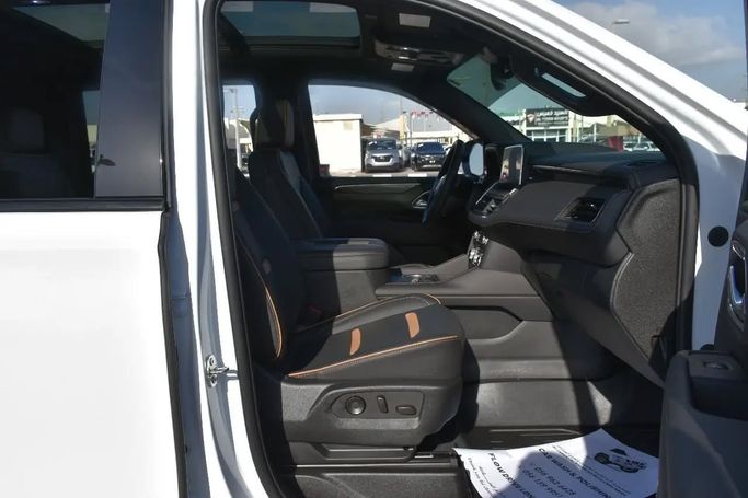 Подержанный GMC Yukon XL V, 6.2 л, 2023 в Шардже от Alfaris Used Cars Белый цвет. Other | AUTO.AE