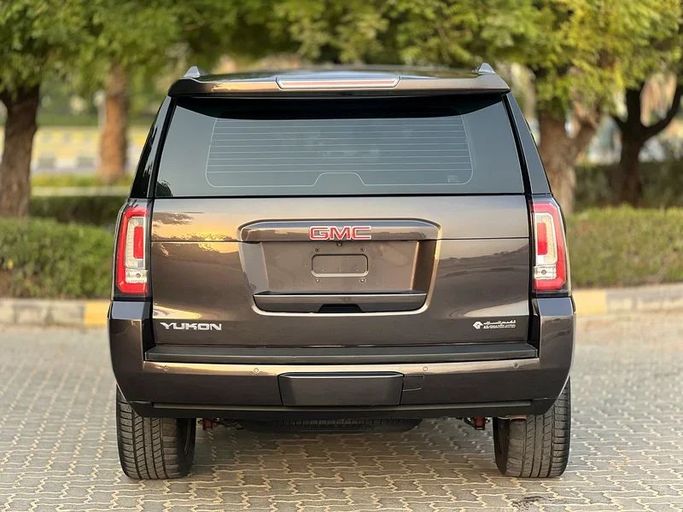 Подержанный GMC Yukon IV (GMT K2UG), 5.3 л, 2017 в Шардже от Taj Al Impratoor Used Cars Коричневый цвет. GCC | AUTO.AE