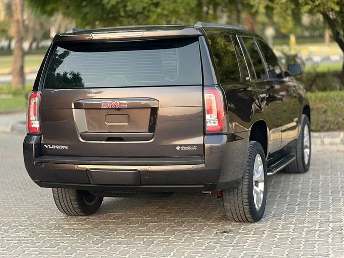 Подержанный GMC Yukon IV (GMT K2UG), 5.3 л, 2017 в Шардже от Taj Al Impratoor Used Cars Коричневый цвет. GCC | AUTO.AE