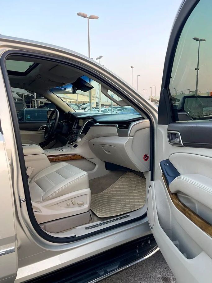Подержанный GMC Yukon IV (GMT K2UG), 6.2 л, 2015 в Шардже от Taj Al Impratoor Used Cars Золотистый цвет. GCC | AUTO.AE