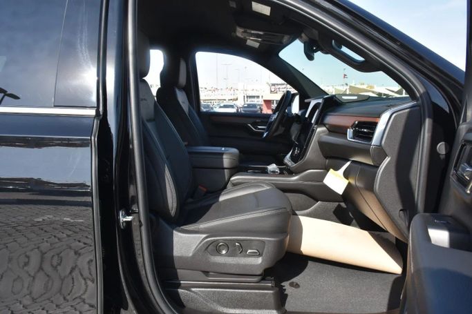 Подержанный GMC Yukon V Рестайлинг, 2.7 л, 2025 в Шардже от Alfaris Used Cars Черный цвет. Other | AUTO.AE