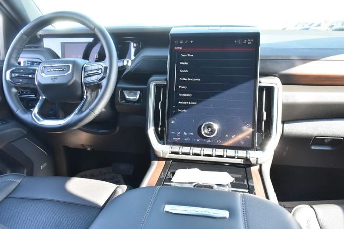 Подержанный GMC Yukon V Рестайлинг, 2.7 л, 2025 в Шардже от Alfaris Used Cars Черный цвет. Other | AUTO.AE