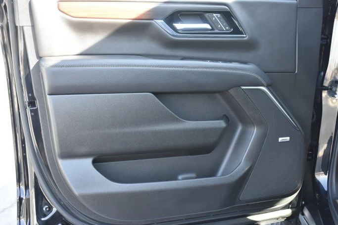 Подержанный GMC Yukon V Рестайлинг, 2.7 л, 2025 в Шардже от Alfaris Used Cars Черный цвет. Other | AUTO.AE