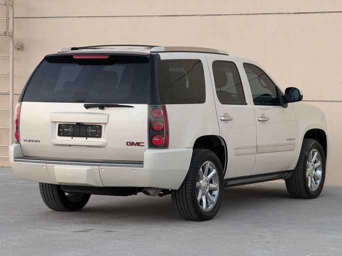 Used GMC Yukon XL III (GMT900), 5.3 l, 2013 in Sharjah, White color. GCC Specs | AUTO.AE