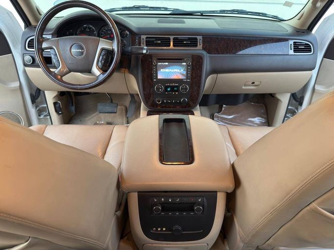 Used GMC Yukon XL III (GMT900), 5.3 l, 2013 in Sharjah, White color. GCC Specs | AUTO.AE