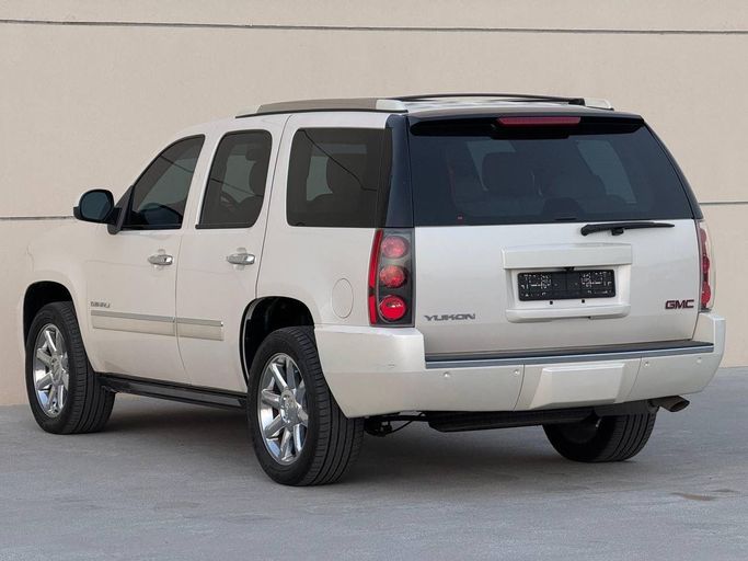 Used GMC Yukon XL III (GMT900), 5.3 l, 2013 in Sharjah, White color. GCC Specs | AUTO.AE