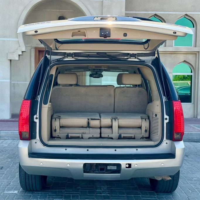 Подержанный GMC Yukon III (GMT900), 6.0 л, 2009 в Шардже от Sarmad Cars Серебристый цвет. Other | AUTO.AE