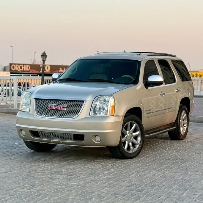 Подержанный GMC Yukon III (GMT900), 6.0 л, 2013 в Шардже от Sarmad Cars Бежевый цвет. Other | AUTO.AE
