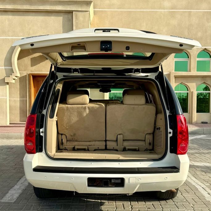 Подержанный GMC Yukon III (GMT900), 5.3 л, 2010 в Шардже от Sarmad Cars Белый цвет. Other | AUTO.AE