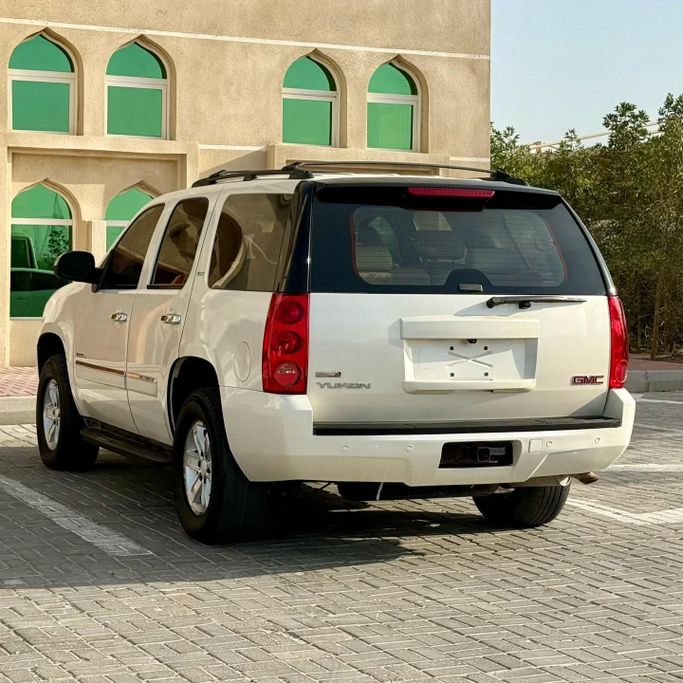 Подержанный GMC Yukon III (GMT900), 5.3 л, 2010 в Шардже от Sarmad Cars Белый цвет. Other | AUTO.AE
