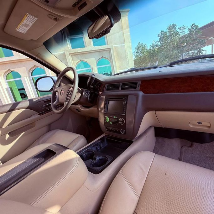 Подержанный GMC Yukon III (GMT900), 5.3 л, 2010 в Шардже от Sarmad Cars Белый цвет. Other | AUTO.AE