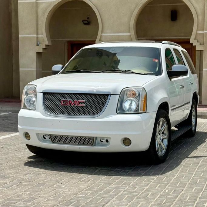 Подержанный GMC Yukon III (GMT900), 6.0 л, 2009 в Шардже от Sarmad Cars Белый цвет. Other | AUTO.AE