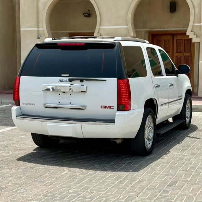 Подержанный GMC Yukon III (GMT900), 6.0 л, 2009 в Шардже от Sarmad Cars Белый цвет. Other | AUTO.AE