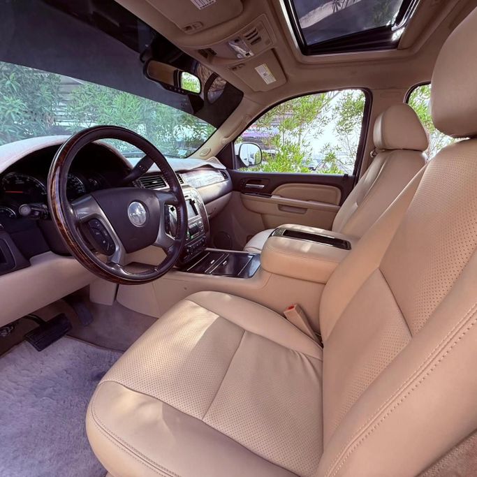 Подержанный GMC Yukon XL III (GMT900), 5.3 л, 2011 в Шардже от Sarmad Cars Белый цвет. Other | AUTO.AE