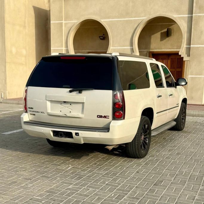 Подержанный GMC Yukon XL III (GMT900), 5.3 л, 2011 в Шардже от Sarmad Cars Белый цвет. Other | AUTO.AE