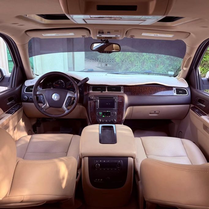 Подержанный GMC Yukon XL III (GMT900), 5.3 л, 2011 в Шардже от Sarmad Cars Белый цвет. Other | AUTO.AE