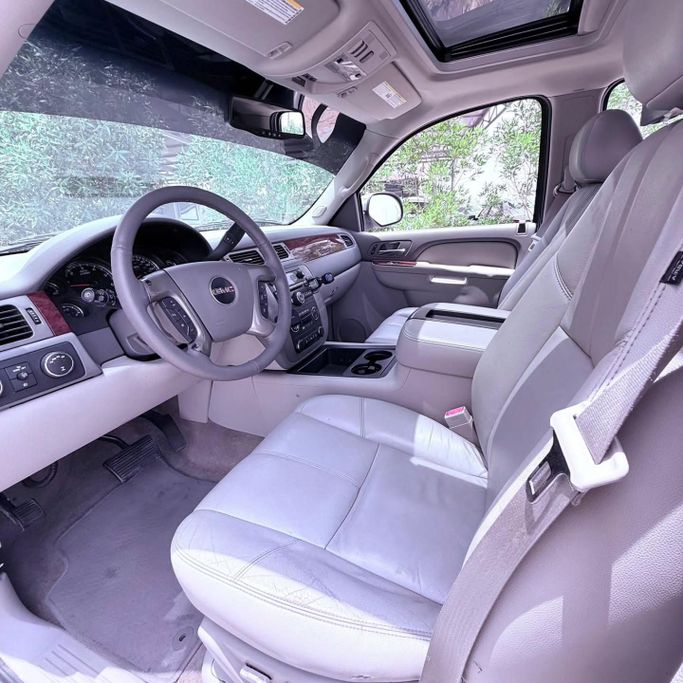 Подержанный GMC Yukon III (GMT900), 5.3 л, 2013 в Шардже от Sarmad Cars Белый цвет. Other | AUTO.AE