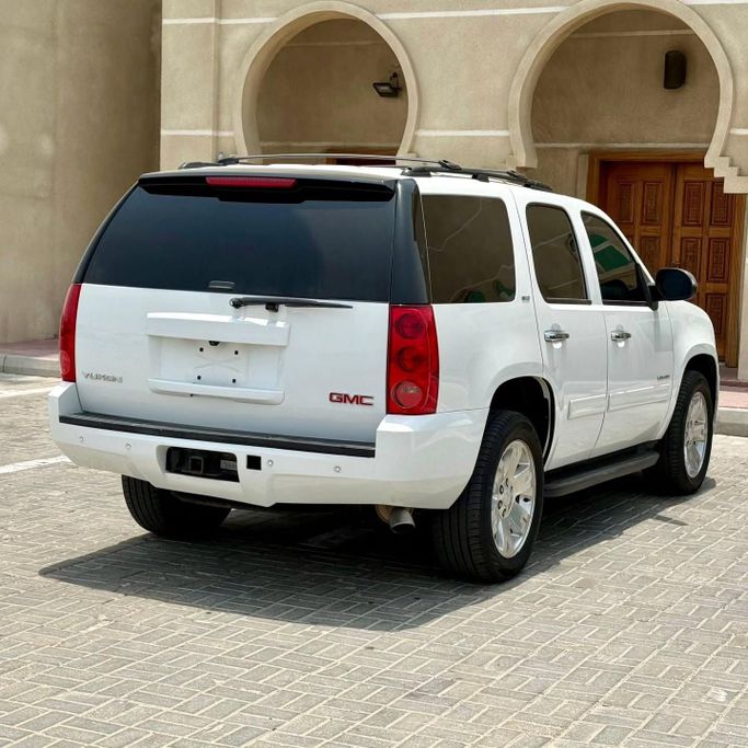 Подержанный GMC Yukon III (GMT900), 5.3 л, 2013 в Шардже от Sarmad Cars Белый цвет. Other | AUTO.AE