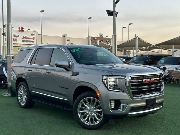 Подержанный GMC Yukon V, 5.3 л, 2023 в Шардже от Badar Used Cars Серый цвет.  | AUTO.AE