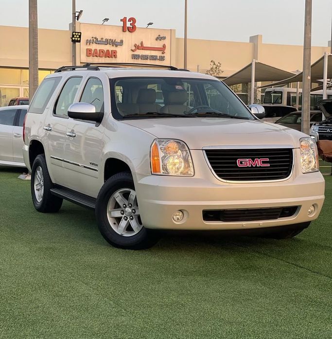 Подержанный GMC Yukon III (GMT900), 6.0 л, 2013 в Шардже от Badar Used Cars Белый цвет.  | AUTO.AE