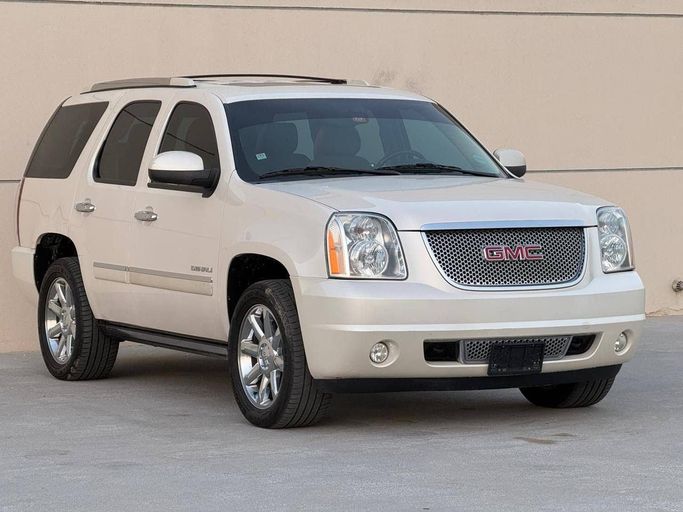 Подержанный GMC Yukon III (GMT900), 6.2 л, 2013 в Шардже от Union Used Cars Белый цвет. GCC | AUTO.AE