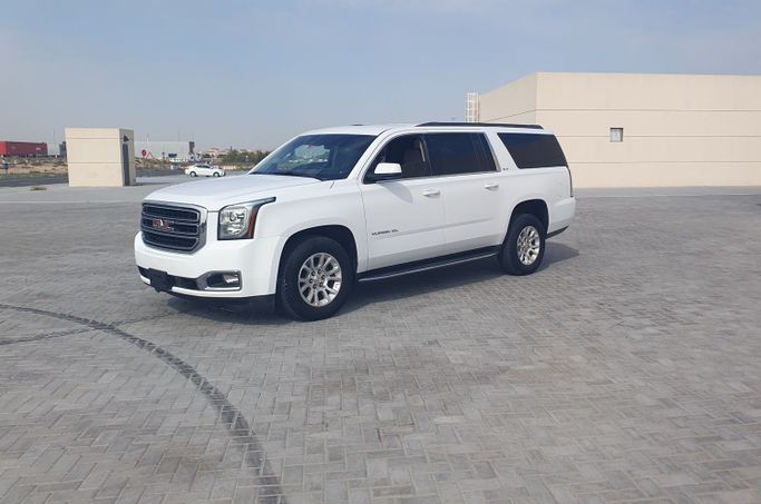 Подержанный GMC Yukon XL IV (GMT K2UG), 5.3 л, 2017 в Шардже от Ishtar Used Cars Белый цвет. GCC | AUTO.AE