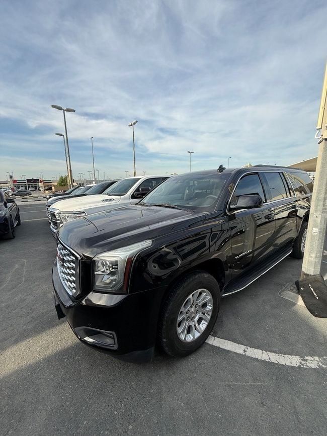 مستعملة GMC Yukon XL IV (GMT K2UG), 6.2 l, 2019 في في الشارقة من Emirates & Gulf used cars، اللون أسود. المواصفات الأمريكية | AUTO.AE