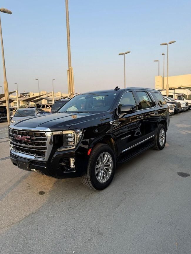 Подержанный GMC Yukon XL V, 5.3 л, 2023 в Шардже от Emirates & Gulf used cars Черный цвет. GCC | AUTO.AE