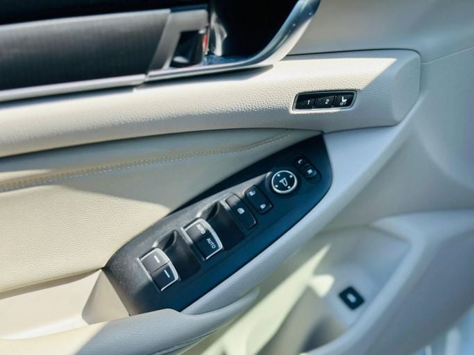Подержанный Honda Accord X, 2.0 л, 2018 в Шардже от Kandy Cars Белый цвет. Американская | AUTO.AE