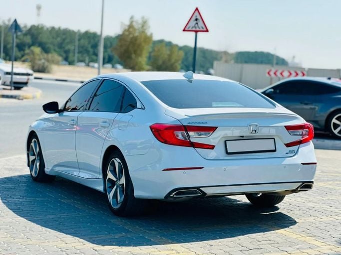 Подержанный Honda Accord X, 2.0 л, 2018 в Шардже от Kandy Cars Белый цвет. Американская | AUTO.AE