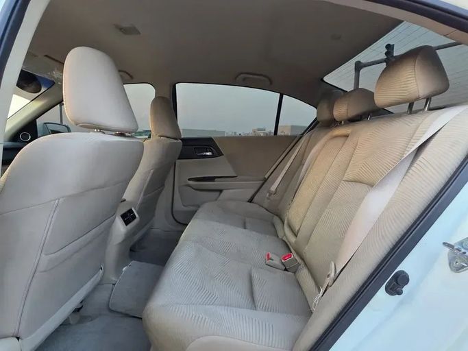 Подержанный Honda Accord VIII Рестайлинг, 2.0 л, 2015 в Шардже от Al Sayed Ezzat Khamis Белый цвет. GCC | AUTO.AE