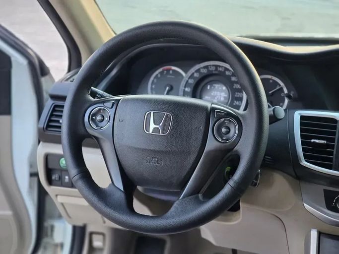 Подержанный Honda Accord VIII Рестайлинг, 2.0 л, 2015 в Шардже от Al Sayed Ezzat Khamis Белый цвет. GCC | AUTO.AE