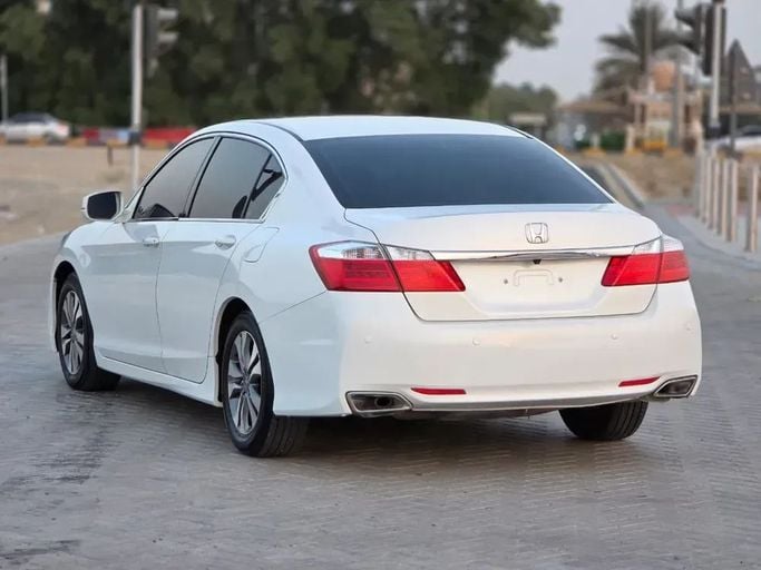 Подержанный Honda Accord VIII Рестайлинг, 2.0 л, 2015 в Шардже от Al Sayed Ezzat Khamis Белый цвет. GCC | AUTO.AE