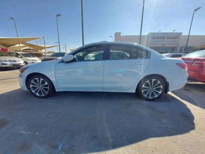 Used Honda Accord VIII Facelift, 2.4 l, 2011 in Sharjah by Al Qanaah Used Cars, White color. GCC Specs | AUTO.AE