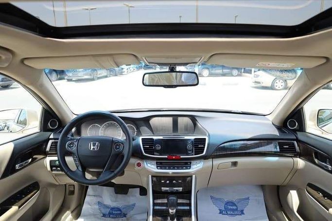 Подержанный Honda Accord IX Рестайлинг (CIS), 3.0 л, 2015 в Шардже от OMC Used Cars Серебристый цвет. GCC | AUTO.AE