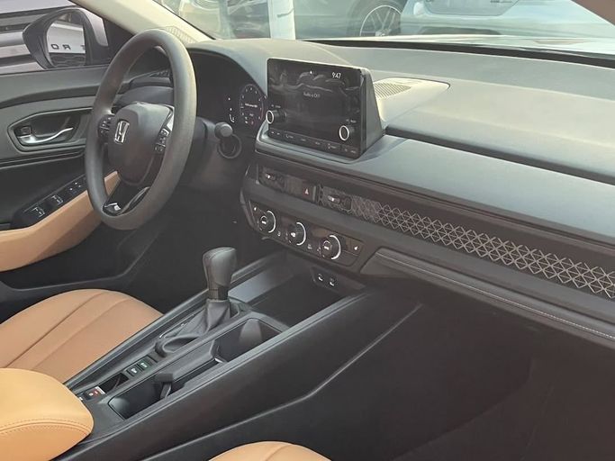 Подержанный Honda Accord XI, 1.5 л, 2024 в Шардже от Al Nukhba Al Malakyah Used Cars Серебристый цвет. Американская | AUTO.AE