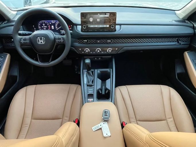 Подержанный Honda Accord XI, 1.5 л, 2024 в Шардже от Al Nukhba Al Malakyah Used Cars Серебристый цвет. Американская | AUTO.AE