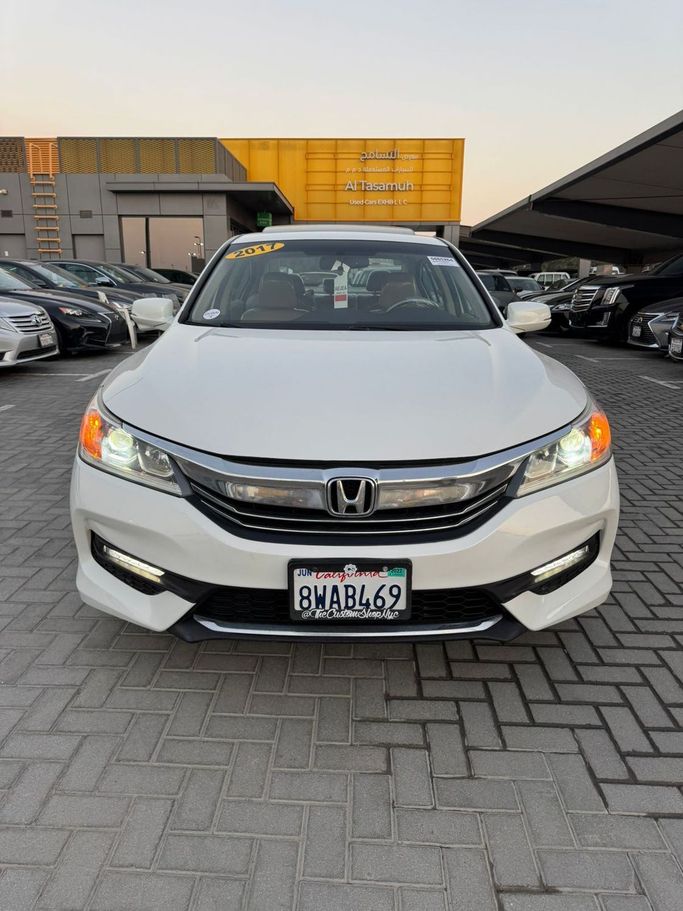 Подержанный Honda Accord IX Рестайлинг, 3.5 л, 2017 в Шардже от Al Tasamuh Used Cars Белый цвет. Американская | AUTO.AE
