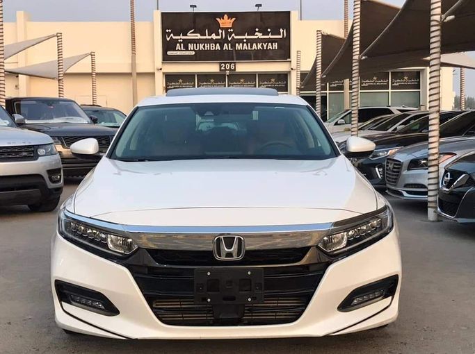 Подержанный Honda Accord X, 1.5 л, 2018 в Шардже от Al Nukhba Al Malakyah Used Cars Белый цвет. Американская | AUTO.AE