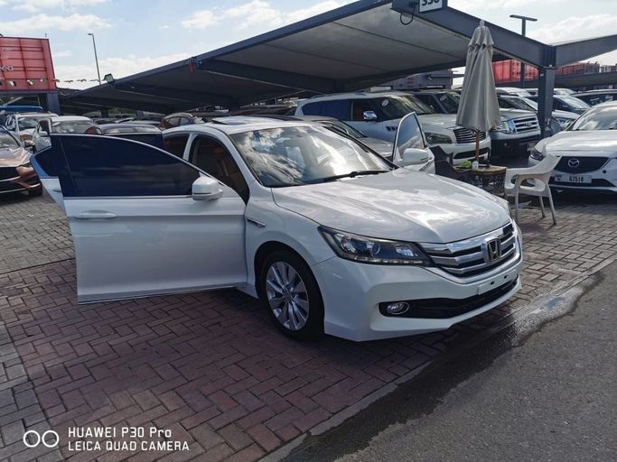 Подержанный Honda Accord IX, 2.4 л, 2016 в Шардже от Al Fareed Used Cars Белый цвет. GCC | AUTO.AE