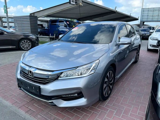 Подержанный Honda Accord IX Рестайлинг, 2.0 л, 2017 в Шардже от Korean City Used Cars Trading LLC Серебристый цвет. Корейская | AUTO.AE