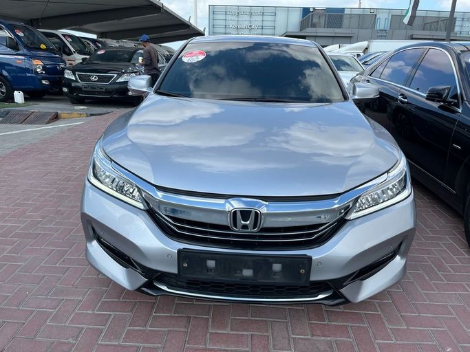 Подержанный Honda Accord X, 2.0 л, 2017 в Шардже от Korean City Used Cars Trading LLC Серебристый цвет. Корейская | AUTO.AE