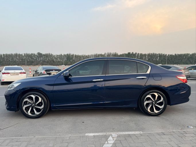 مستعملة ⁦Honda Accord فيس ليفت التاسع، 2.4 l، 2017⁩ في في الإمارات, الشارقة من ARMANI NAIXA GLOBAL FZE LLC، اللون أزرق. مواصفات الخليج | AUTO.AE | إعلان #286912