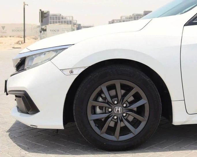 Подержанный Honda Civic X, 1.6 л, 2020 в Шардже от Al Sayed Khamis Used Cars Белый цвет. GCC | AUTO.AE