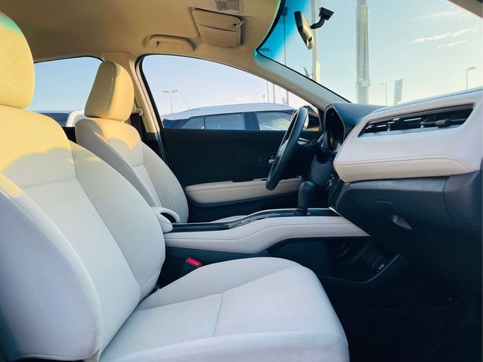 Used Honda HR-V II Facelift, 1.8 l, 2020 in Sharjah by Al Helal Al Abyadh Used Cars, White color. GCC Specs | AUTO.AE