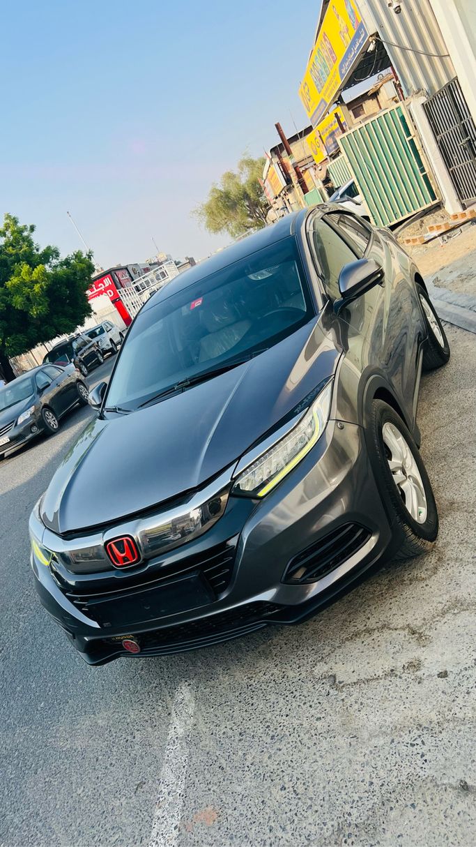 مستعملة Honda HR-V فيس ليفت الثاني, 1.8 l, 2020 في في الشارقة، اللون رمادي. مواصفات الخليج | AUTO.AE | إعلان #269259